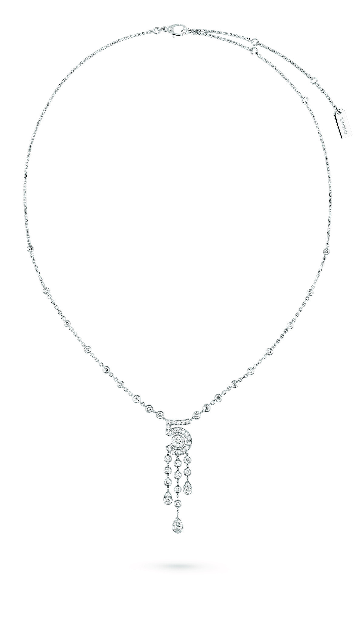  N&deg;5 項鍊 18K白金，鑲嵌1顆重約0.40克拉明亮式切割鑽石、1顆重約0.41克拉梨形切割鑽石及49顆總重約2.01克拉明亮式切割鑽石。建議售價NTD 1,242,000元