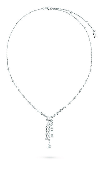  N&deg;5 項鍊 18K白金，鑲嵌1顆重約0.40克拉明亮式切割鑽石、1顆重約0.41克拉梨形切割鑽石及49顆總重約2.01克拉明亮式切割鑽石。建議售價NTD 1,242,000元