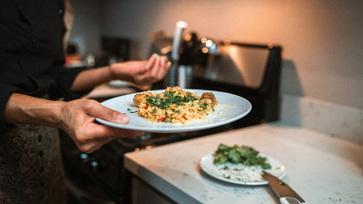 居家防疫燃起料理魂！急診醫縫手指「超阿雜」 網：我朋友還炸廚房