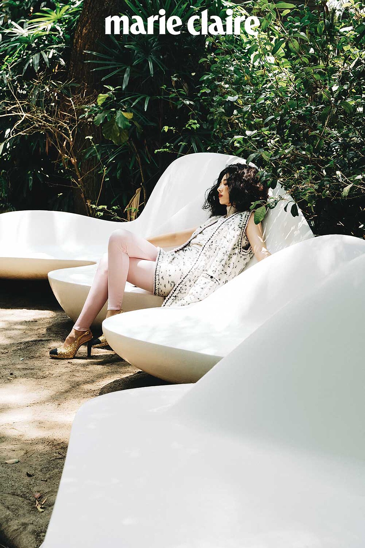 米色喀什米爾金色珠飾刺繡粉色緄邊針織絲絨鈕扣外套與同款背心短裙、粉色 Jersey 針織貼身褲、金色羅緞亮片刺繡雙色高跟涼鞋、金屬皮穿鏈造型墜式水晶鑲飾 CHANEL 字樣項鍊、金屬水晶鑲飾 CHANEL 字樣手環，all by CHANEL。