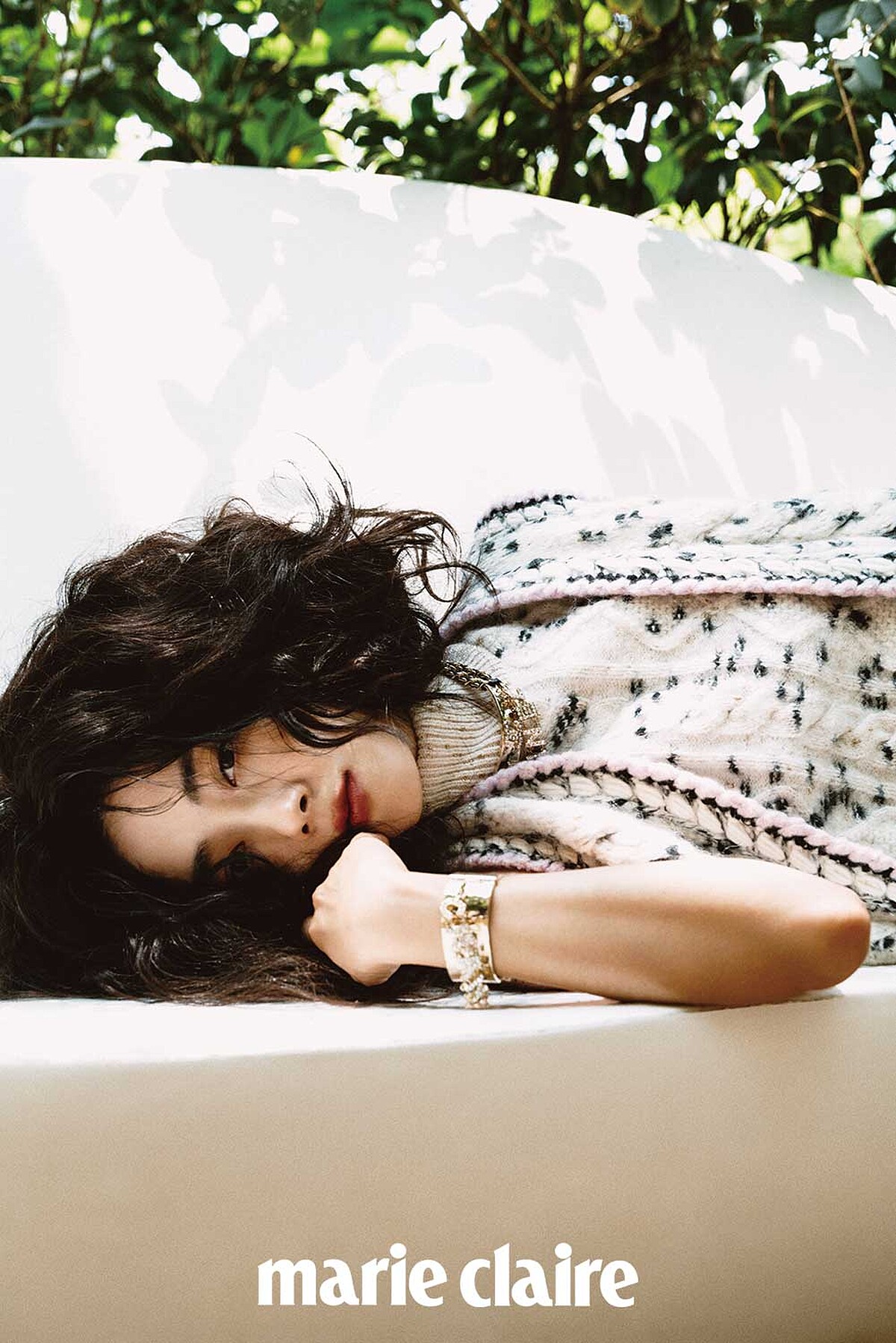 米色喀什米爾金色珠飾刺繡粉色緄邊針織絲絨鈕扣外套與同款背心短裙、粉色 Jersey 針織貼身褲、金色羅緞亮片刺繡雙色高跟涼鞋、金屬皮穿鏈造型墜式水晶鑲飾 CHANEL 字樣項鍊、金屬水晶鑲飾 CHANEL 字樣手環，all by CHANEL。