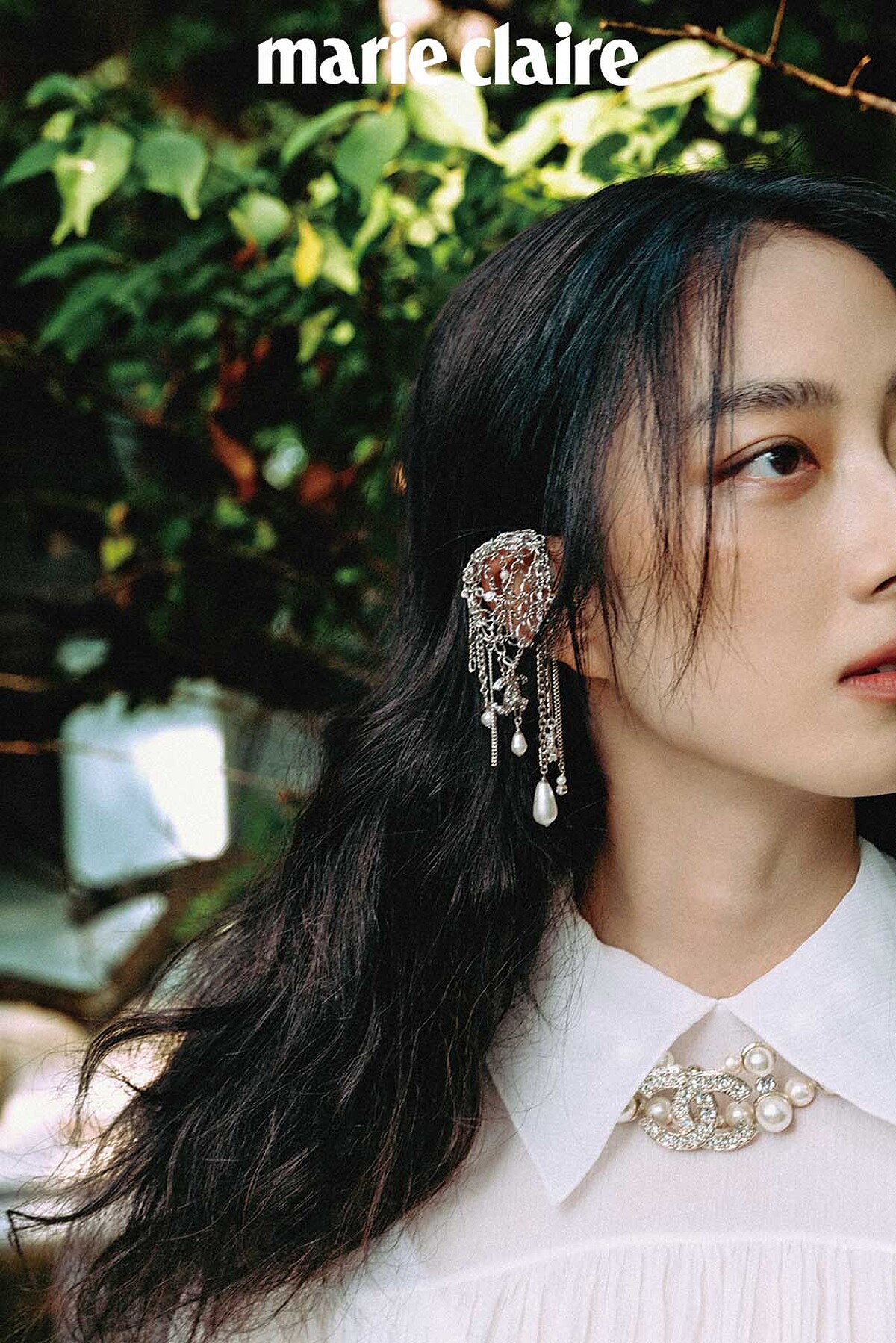 真絲綢紗襯衫飾以褶子荷葉邊與雙C水晶鑲飾鈕扣、黑白格紋斜紋軟呢流蘇長裙、銀色金屬垂墜式幻象珍珠流蘇耳扣、黑色皮革飾以幻象珍珠腰帶、黑色高級樹脂水晶鑲飾幻象珍珠手環、金屬水晶鑲飾雙 C Logo 造型飾以幻象珍珠頸鍊，all by CHANEL。