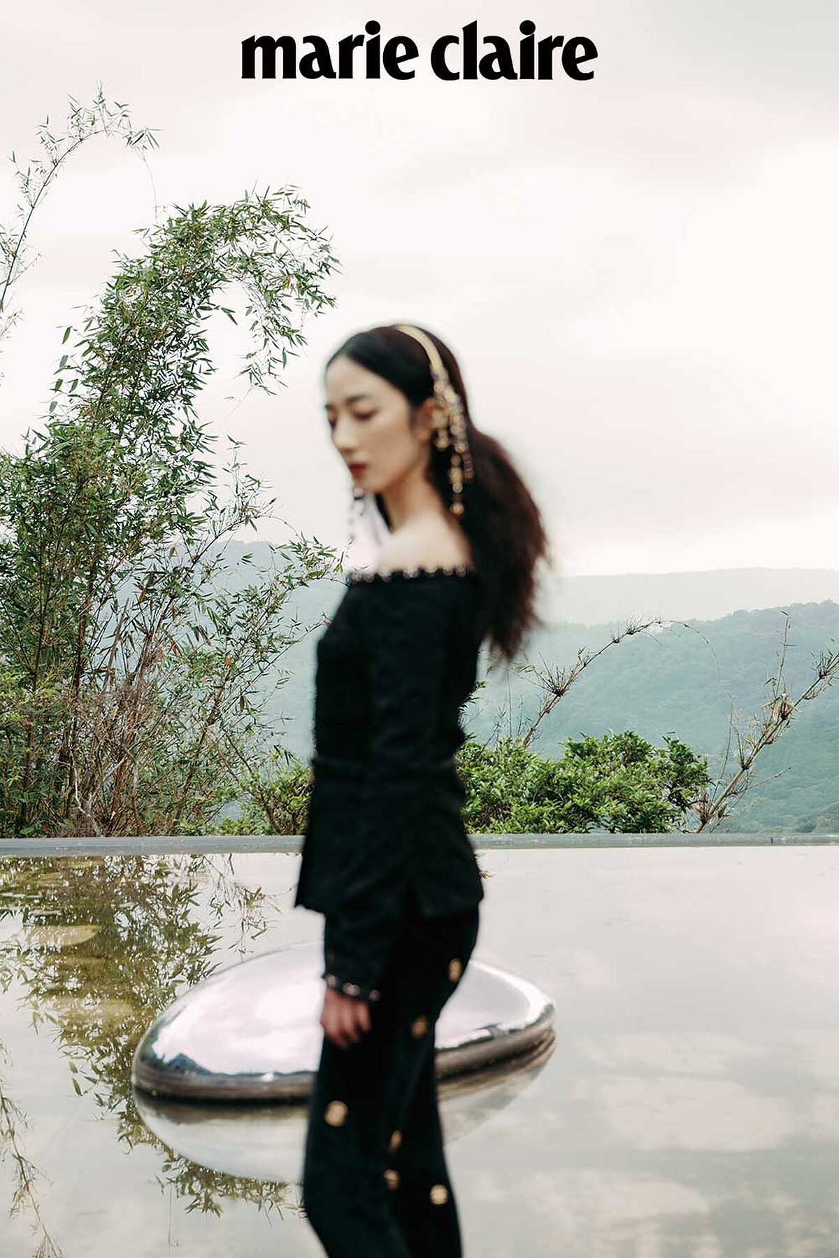 黑色幻彩Jersey金絲緄邊飾以珠寶十字架鈕扣外套、黑色絲絨飾以金幣刺繡與喬其紗蝴蝶結長褲、金屬多彩寶石流蘇造型髮箍，all by CHANEL。