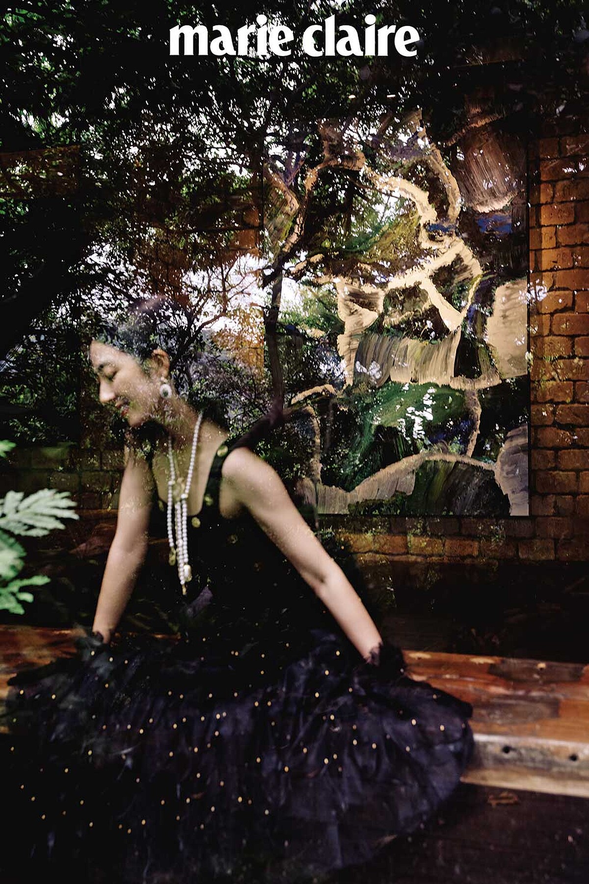 黑色絲絨飾以金幣刺繡上衣、黑色真絲綢紗羽毛飾以金色幻象珍珠刺繡長裙、黑色天鵝絨手套飾以蕾絲荷葉緄邊、金屬幻象珍珠皮穿鏈造型徽章式多層次長項鍊、金屬多彩寶石水晶鑲飾墜式耳環，all by CHANEL。