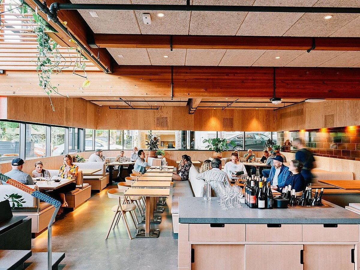 餐廳室內風格與旗艦店風格相似。