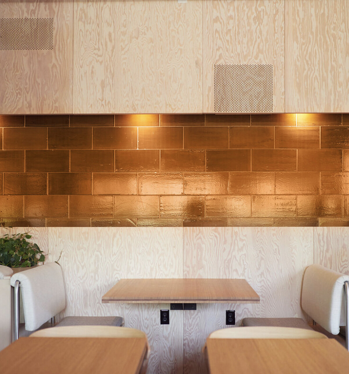 使用舒服的原木色。