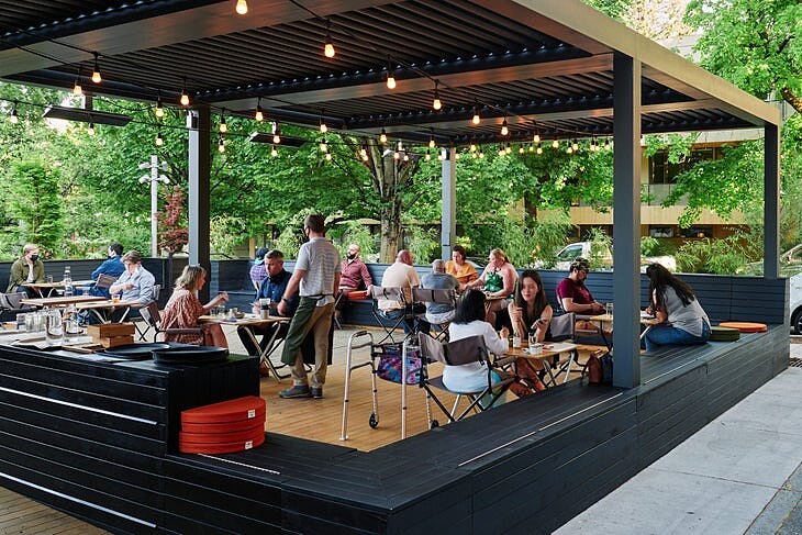 透過彷彿戶外空間與充滿營地風味的美食放鬆身心。