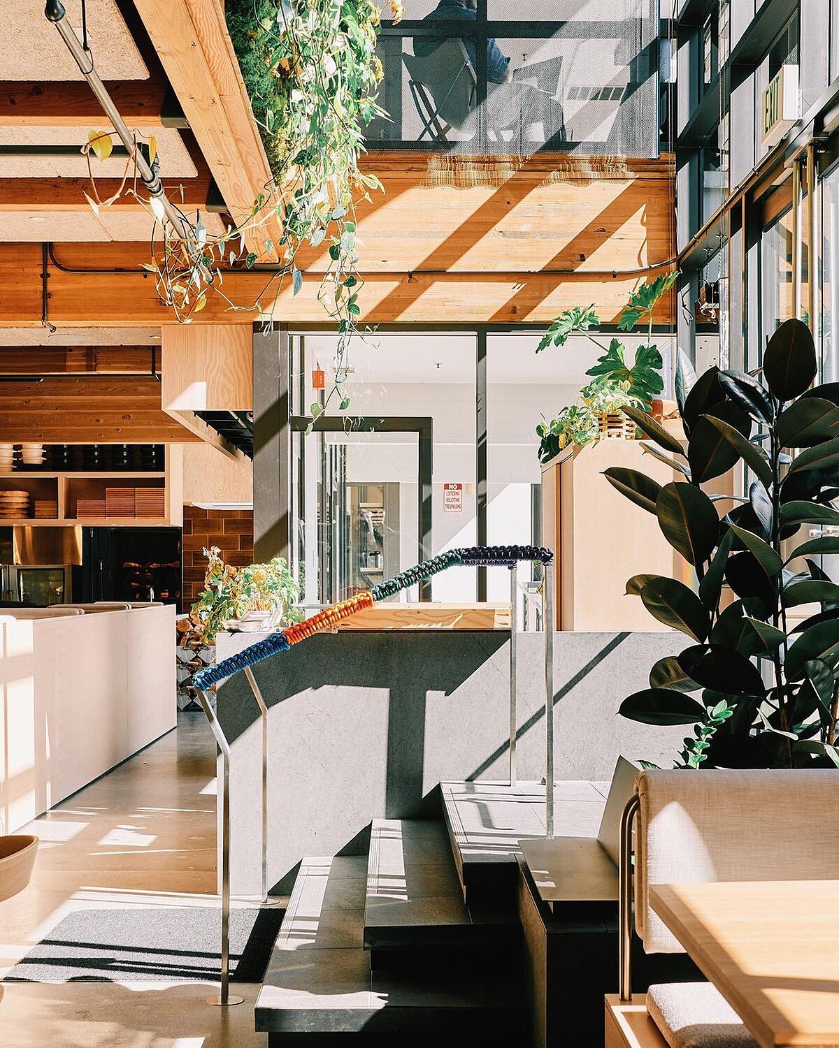 全餐廳採通透的落地窗設計。