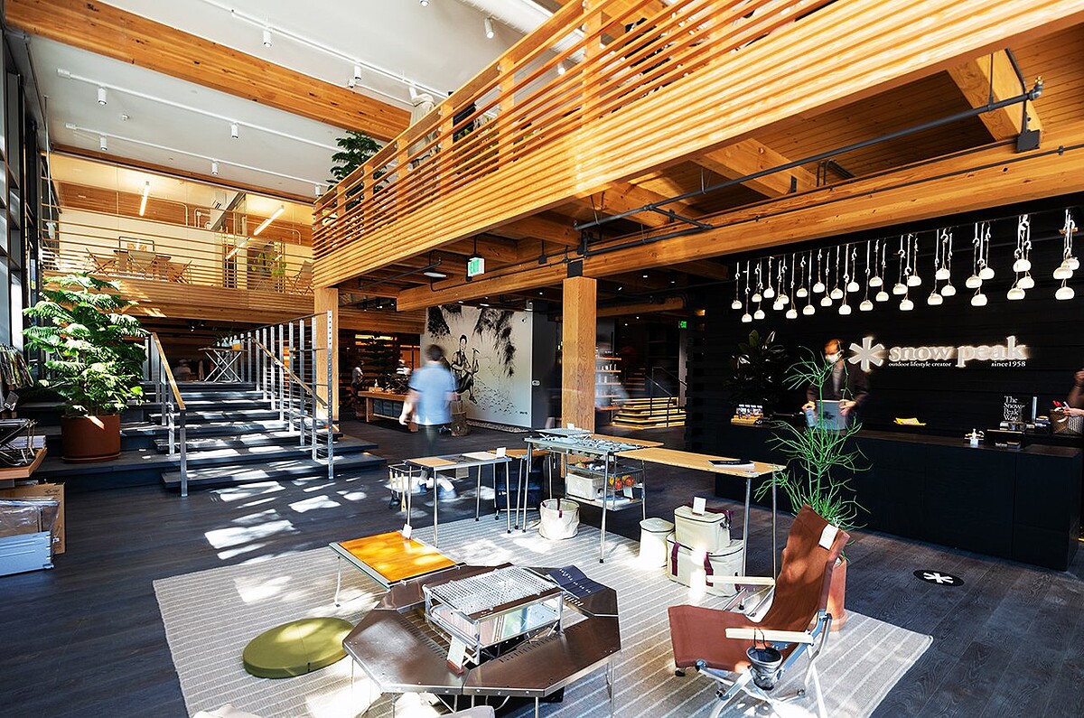 大量的光線、綠植、木頭材質與日本建築致敬。