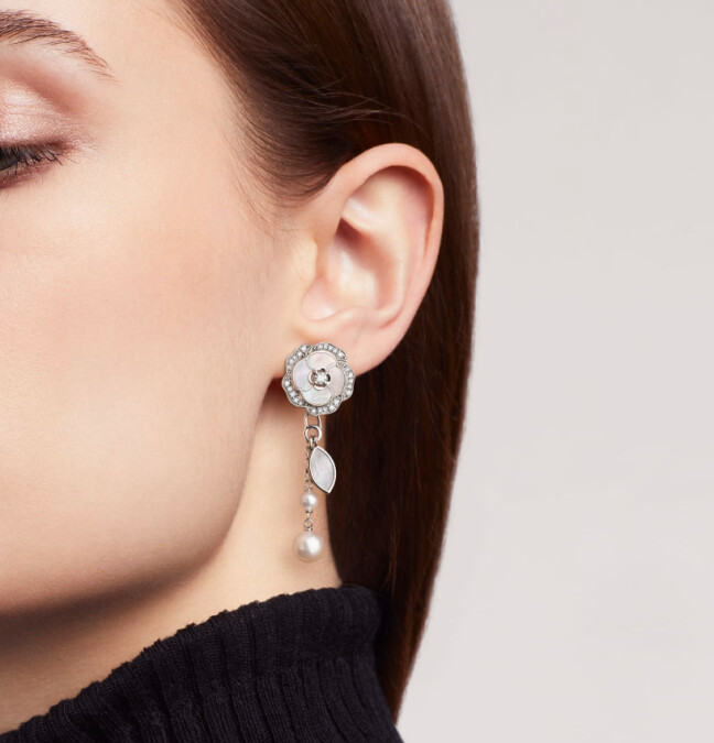 Bouton de Cam&eacute;lia 可變換造型耳環18K白金，鑲嵌鑽石、養殖珍珠和白色珍珠母貝，售價NT$444,000