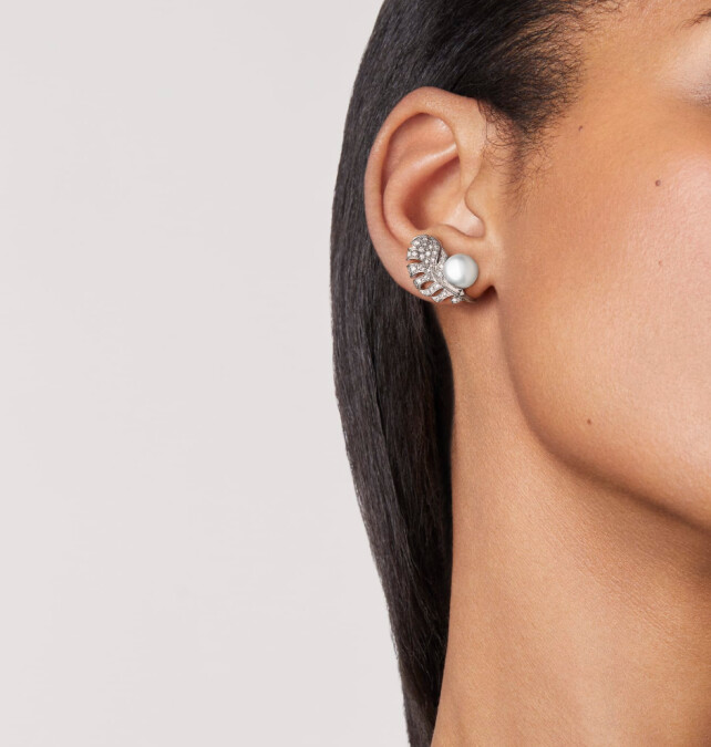 Plume de Chanel耳環18K白金，鑲嵌鑽石和養殖珍珠，售價NT$338,000