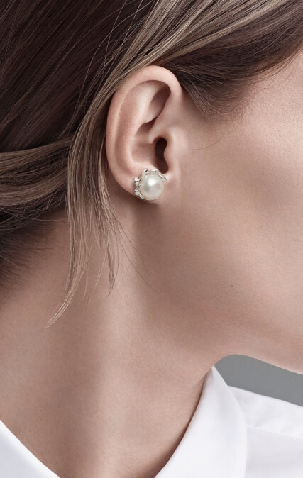 Tiffany & Co. Paloma Picasso 系列純銀淡水養殖珍珠耳環（直徑9-9.5 x 6.5-7 mm），售價NT$16,000