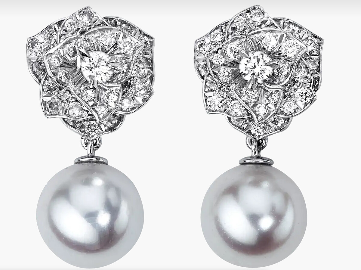 Piaget Rose系列耳環，18K白金，鑲襯78顆圓形美鑽（約0.90克拉） 和2顆白色Akoya珍珠