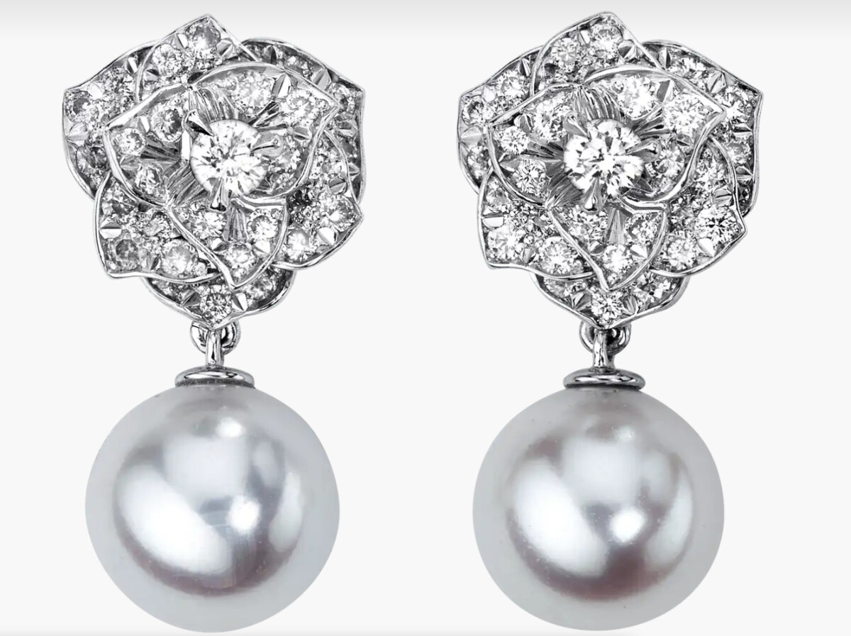 Piaget Rose系列耳環，18K白金，鑲襯78顆圓形美鑽（約0.90克拉） 和2顆白色Akoya珍珠
