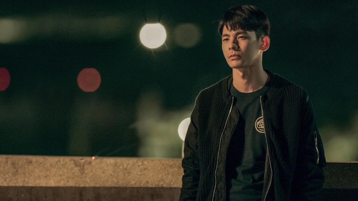 ▲林柏宏最後上天台點菸，紀念逝去的好兄弟。（圖 / 公共電視、myVideo提供）