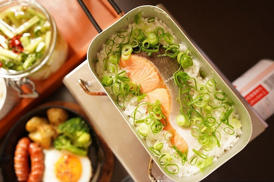 使用便當盒直火煮鮭魚。（Photo by @nao___chu）