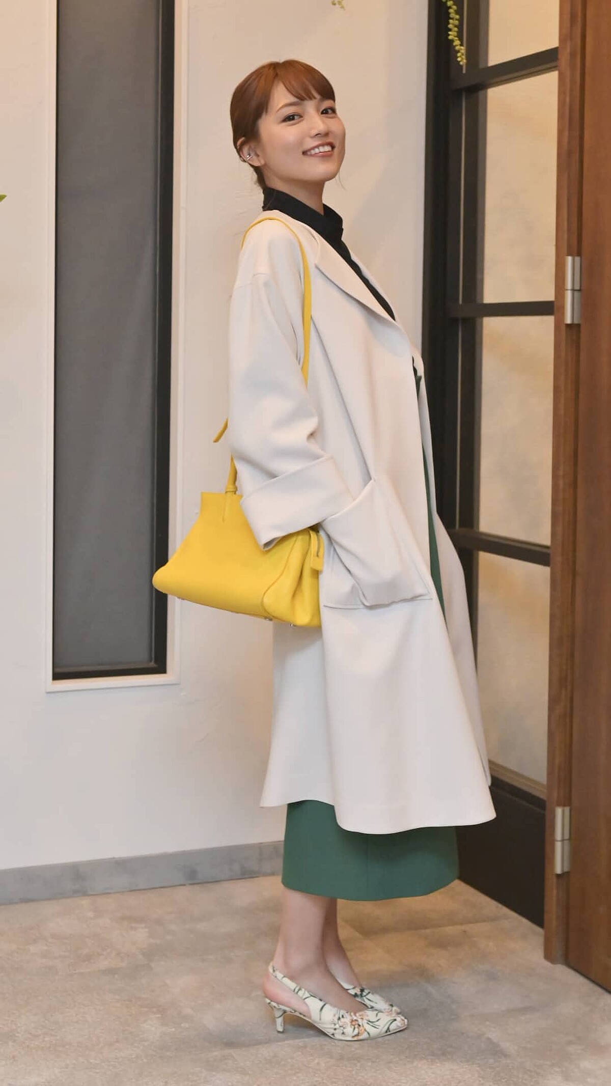 黑白＋綠的穿搭法，透過黃色包包點綴作為造型亮點