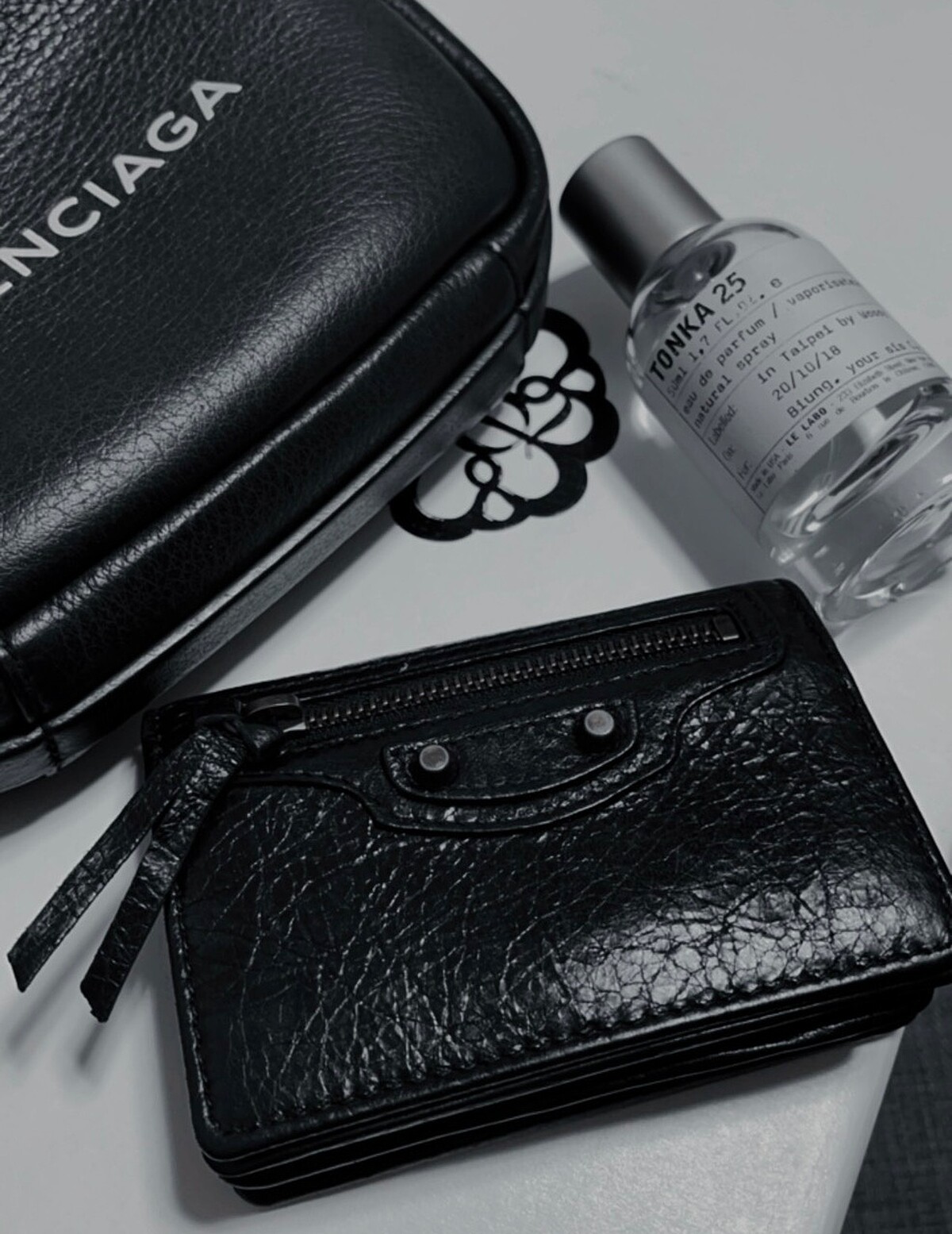 Balenciaga經典機車短夾，約NT16,000