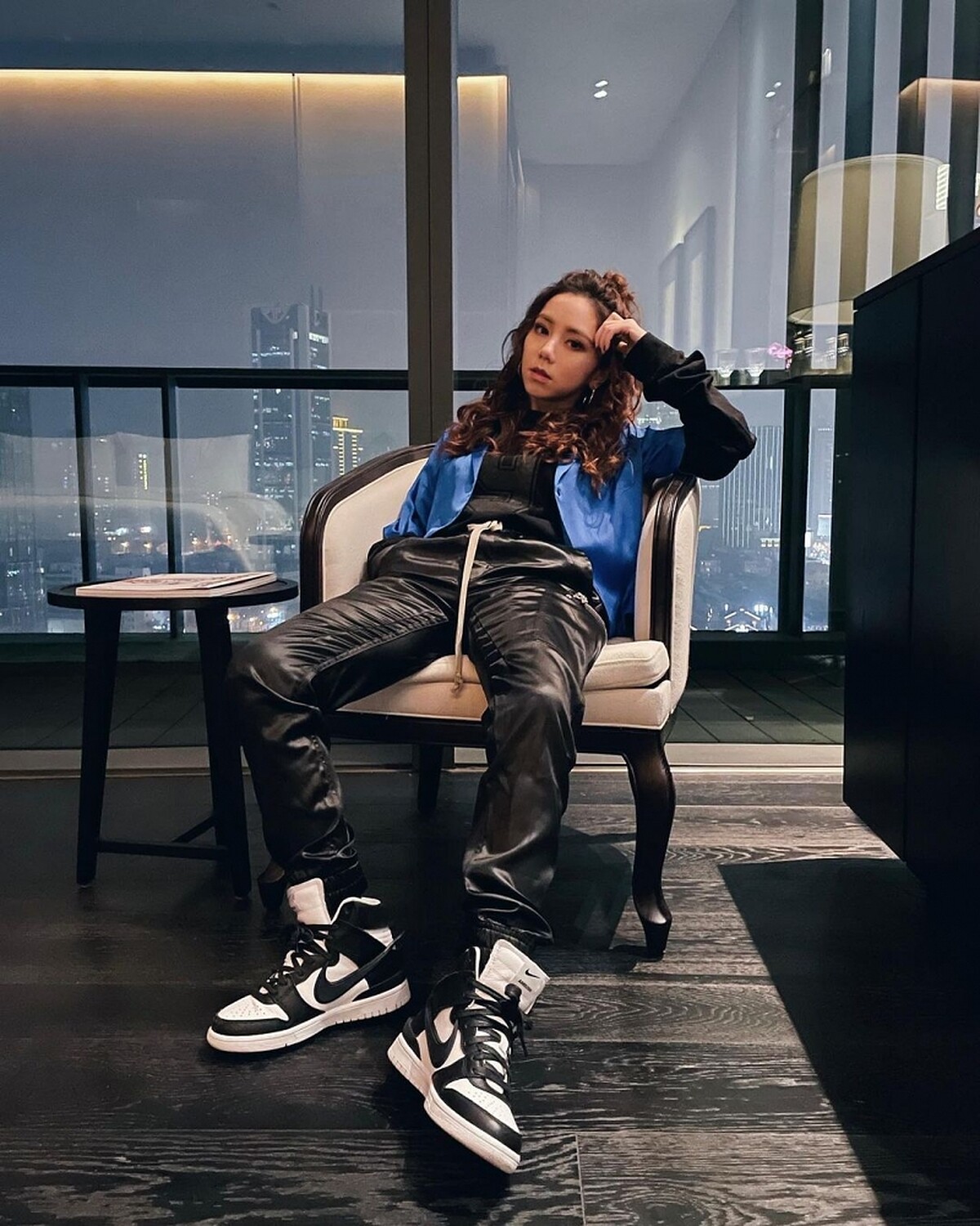 時常在社群曬鞋的鄧紫棋穿著 Nike x AMBUSH Dunk High