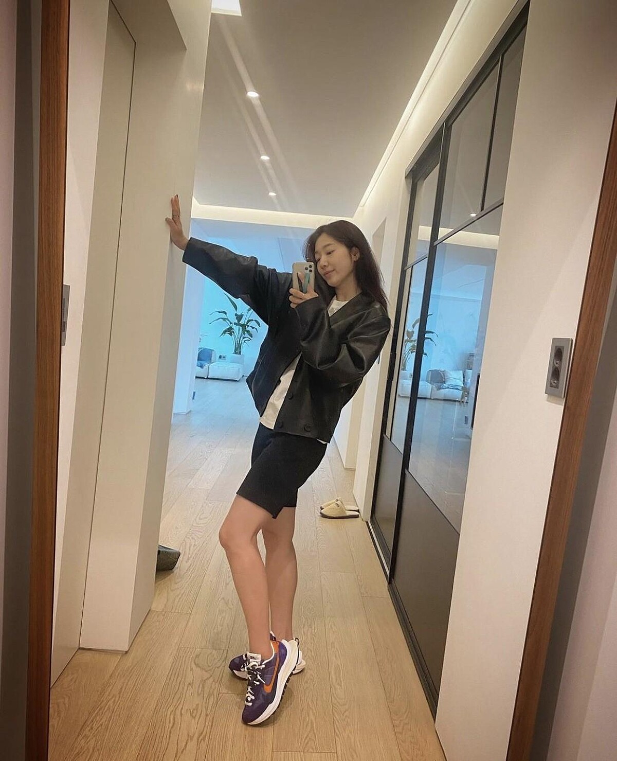 朴信惠穿著 Nike x sacai VaporWaffle 紫橘配色