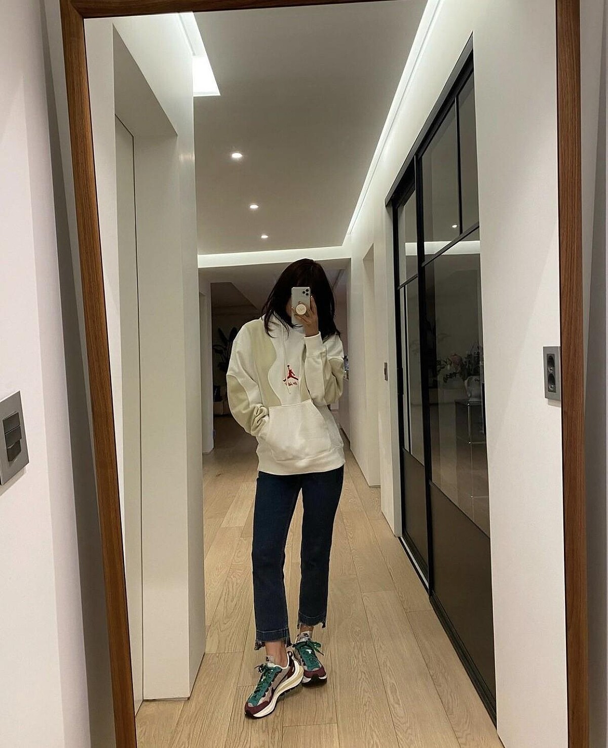 朴信惠常穿著 Nike x sacai VaporWaffle 系列亮相