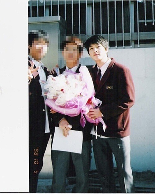 「童顏美男」宋仲基 學生時代已是萬人迷