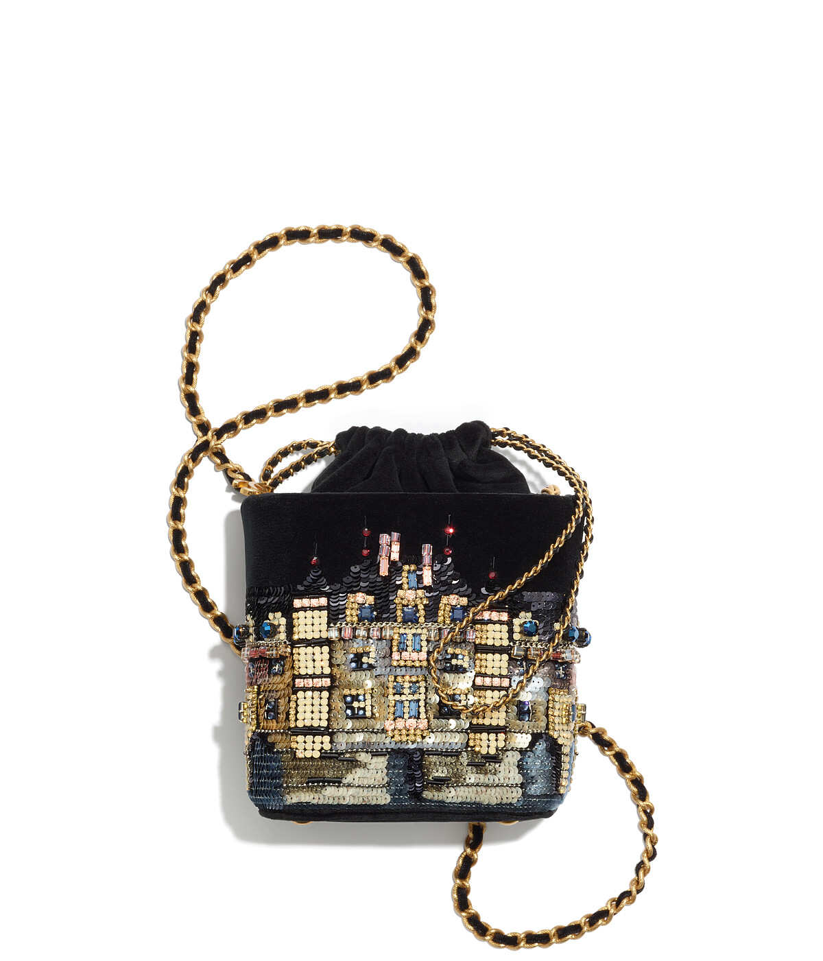 呈現出城堡牆面刺繡的包款是以針線刺繡製成，配上金屬片、網布、黑色、灰色、淺褐色與粉紅色系的管條與水晶，繁複且細膩。黑色天鵝絨城堡牆面亮片幻象珍珠水晶鑲飾刺繡皮穿鍊束口小包，NT283,500。