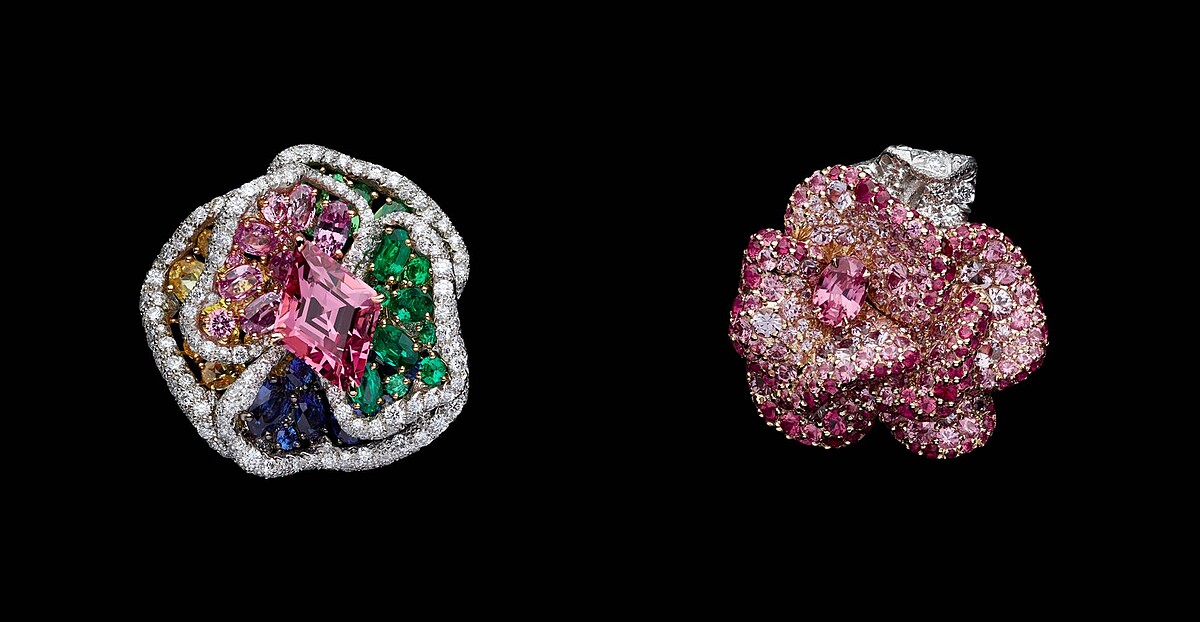 2021 Rose Dior高級珠寶系列。戒指是 Victoire de Castellane 最早奠定個人與 Dior 珠寶風格的品項之一，搶眼的視覺比例與大主石，如裹上糖衣的鮮豔色彩，是視覺的豐盛體驗。