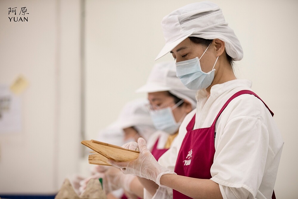 透過皂師巧手將藥草皂揉捏成粽，一層又一層包藏蕙心。