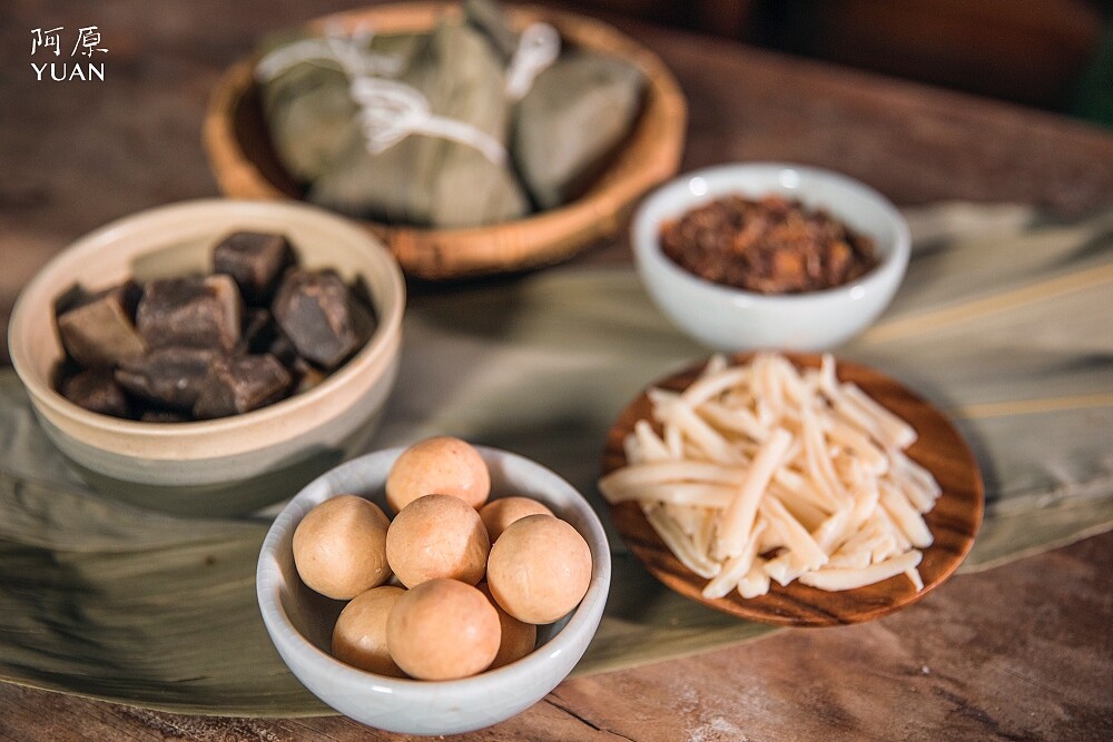 以形會形燕麥皂切絲喻為干貝，檸檬皂搓圓成蛋黃，每一顆限量皂粽富含無限巧思與祝福。