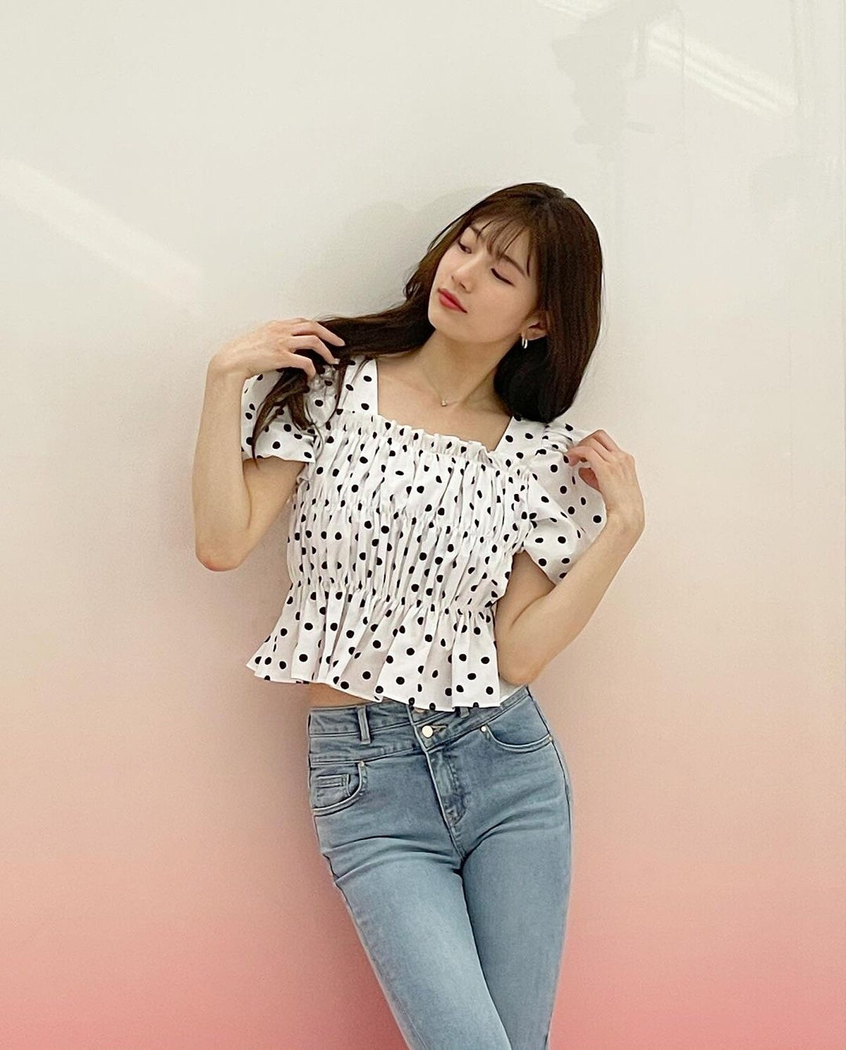 喜歡宮廷風的可以像女神秀智一樣，穿上這種公主袖而且胸前有皺褶的娃娃短版上衣，俏麗又減齡。（skuukzky@IG）