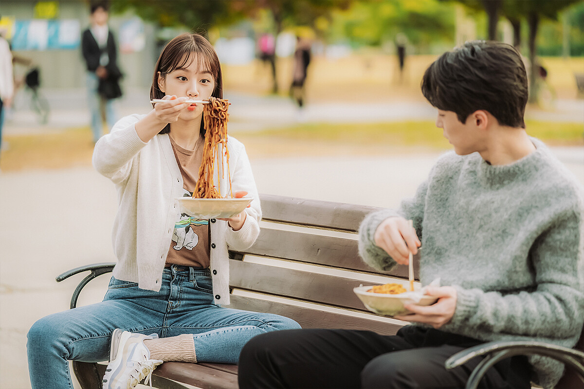 惠利與學長約會故意自毀形象。