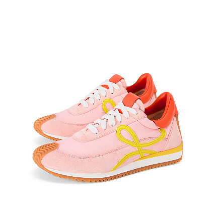 LOEWE Flow粉色麂皮運動鞋，$24,000。