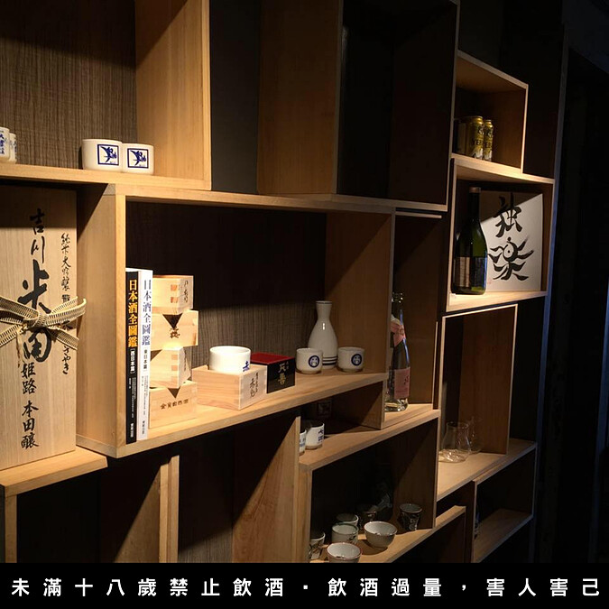 入門是陳列清酒的走廊。