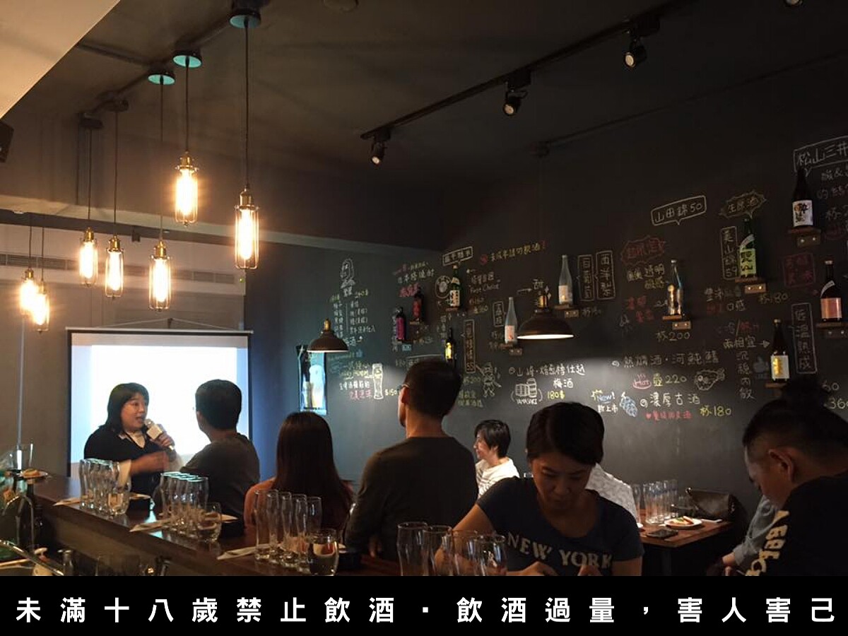 牆面寫滿酒單以及價錢、酒款特色，讓顧客沒有負擔的挑選適合的酒款。