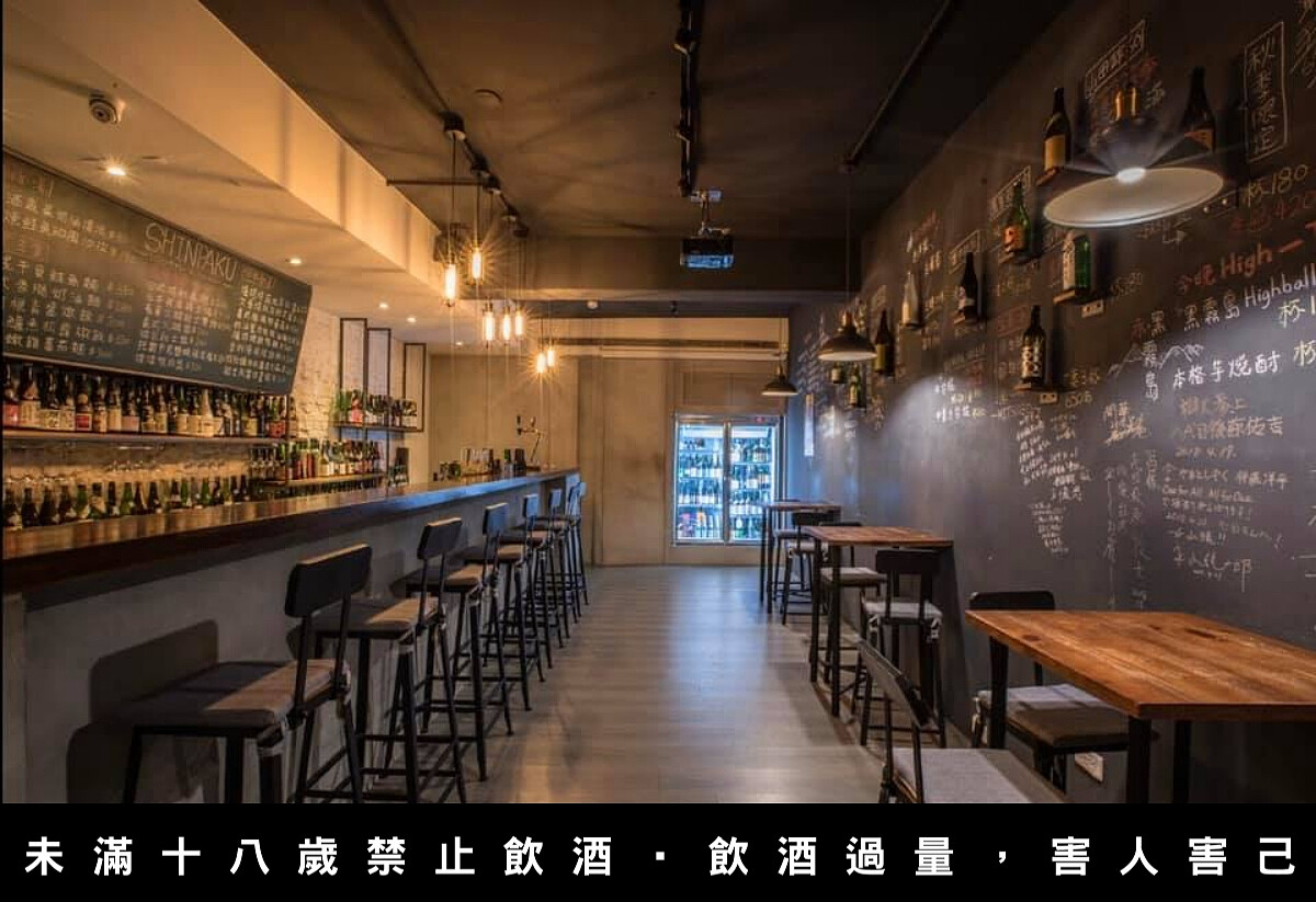 牆面寫滿酒單以及價錢、酒款特色，讓顧客沒有負擔的挑選適合的酒款。