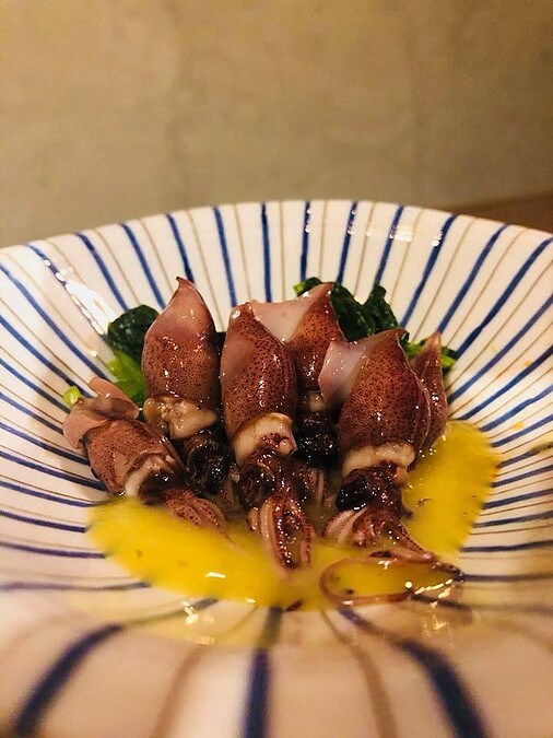 提供適合的餐點，如起司盤、牛肉料理、時令海鮮。