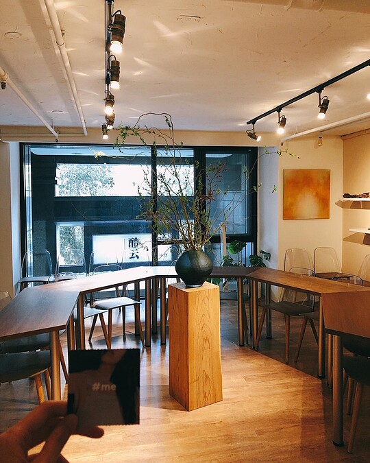 是簡潔現代且富有設計感的風格清酒吧。