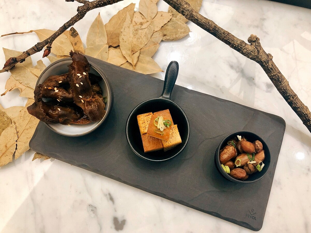 試圖打破日本酒只能與日式料理搭配的框架，選擇許多中式、異國料理搭配。