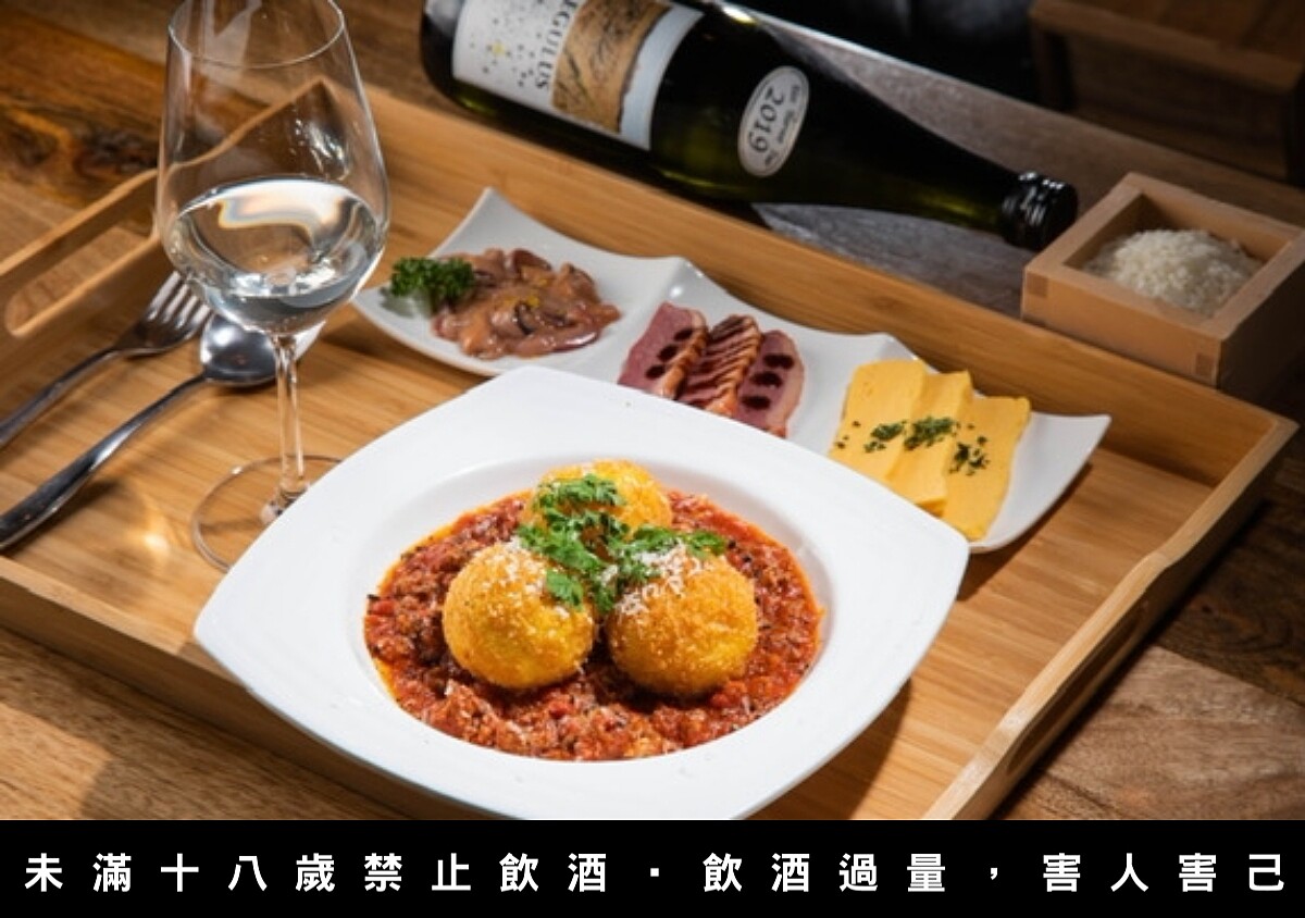 去年活動中的獺祭米定食的其中一款餐酒搭配，主食是炸飯球佐波隆那肉醬，搭配了來自新潟縣的阿部酒造，這系列的酒是以星空為命名，regulus 意思是獅子座。