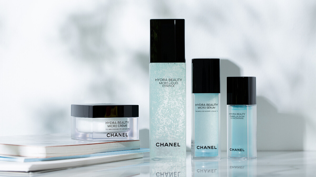 人生不能重來，但肌膚絕對可以！香奈兒山茶花保濕護膚儀式喚醒水、嫩、亮初生般美肌，今年夏天美貌的就靠它們啦~