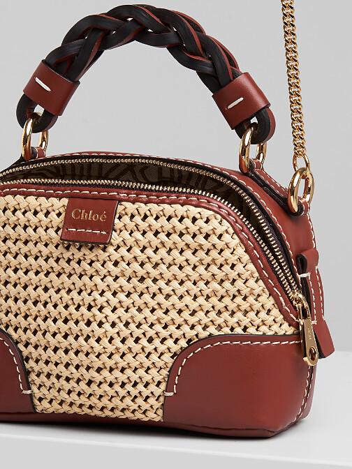 Chlo&eacute; Daria拉菲草編織迷你肩背提包，NT$50,600。
