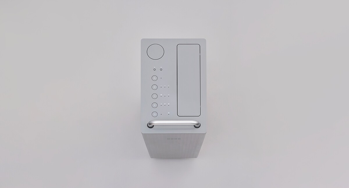 上方為出風口與平面式按鈕面板。