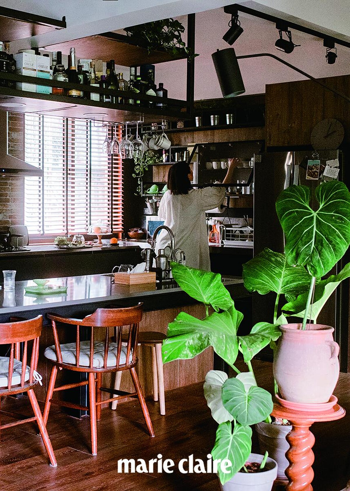 8:00AM 起床，準備早餐：首先打理自己，刷牙、洗臉、換衣服、準備餐點，同時觀察在視線範圍的植物，檢查它們的狀態，天氣好時通常在陽台吃早餐，這是一天之中跟家人相處的重要時光。