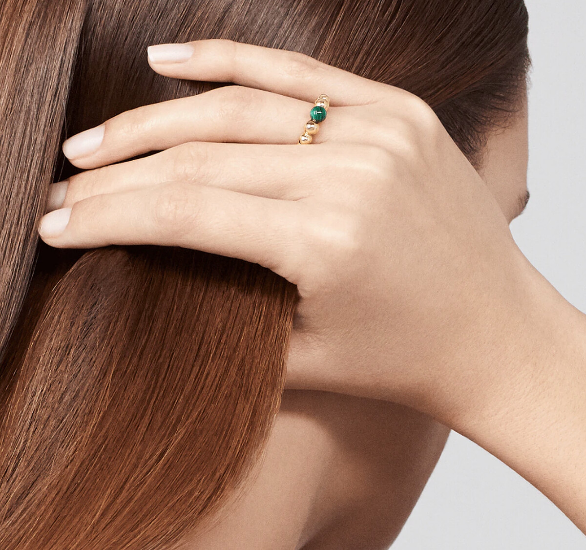 Van Cleef & Arpels (VCA) Perlée couleurs variation 系列戒指，18K黃金鑲嵌孔雀石，NT$65,000