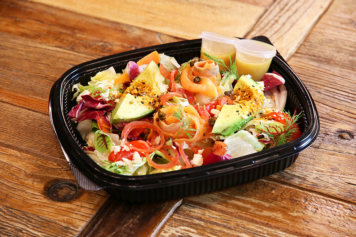 媽咪賴床早午餐組合內含一份燻鮭魚酪梨生菜沙拉。