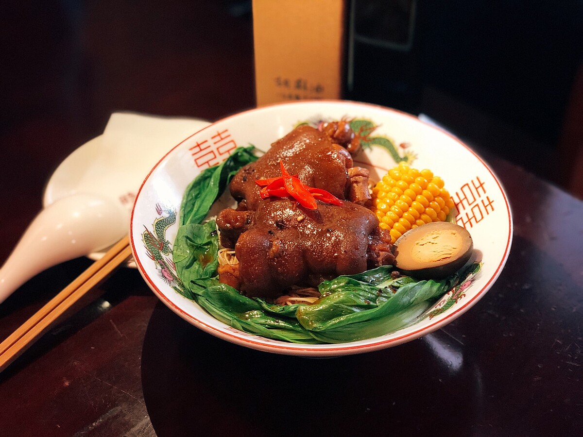 香麻豬腳風味迷人，拌麵、青菜就是豐盛的一餐。