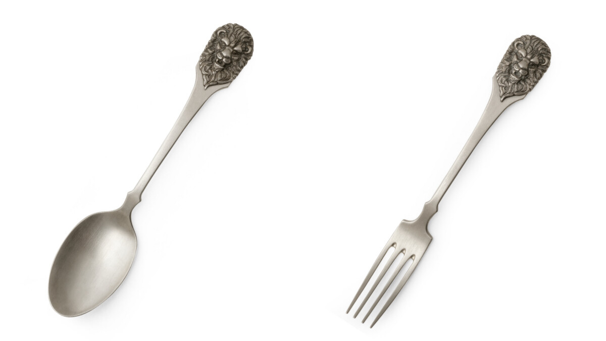 （左）鍍銀獅頭湯匙，NT21,400。（右）鍍銀獅頭餐叉，NT21,400。