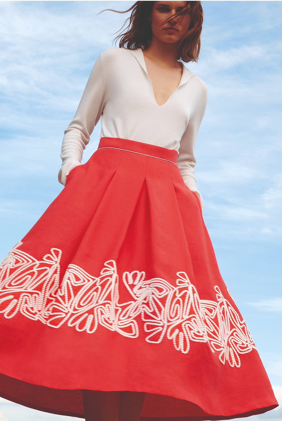  Loro Piana_Juan Les Pins Polo衫，NT65,100。Dolly 亞麻長裙，NT97,400。