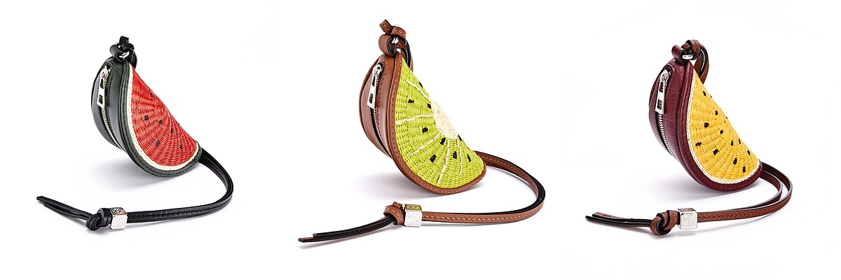 Loewe Iraca棕櫚纖維拼小牛皮半月造型零錢包，售價NT$15,000